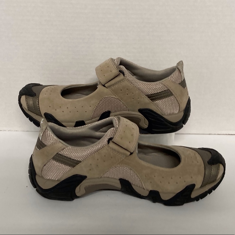 Ladies ECCO leather “Mary Jane” walking hiking trip shoes in EUC Size 6.5 US